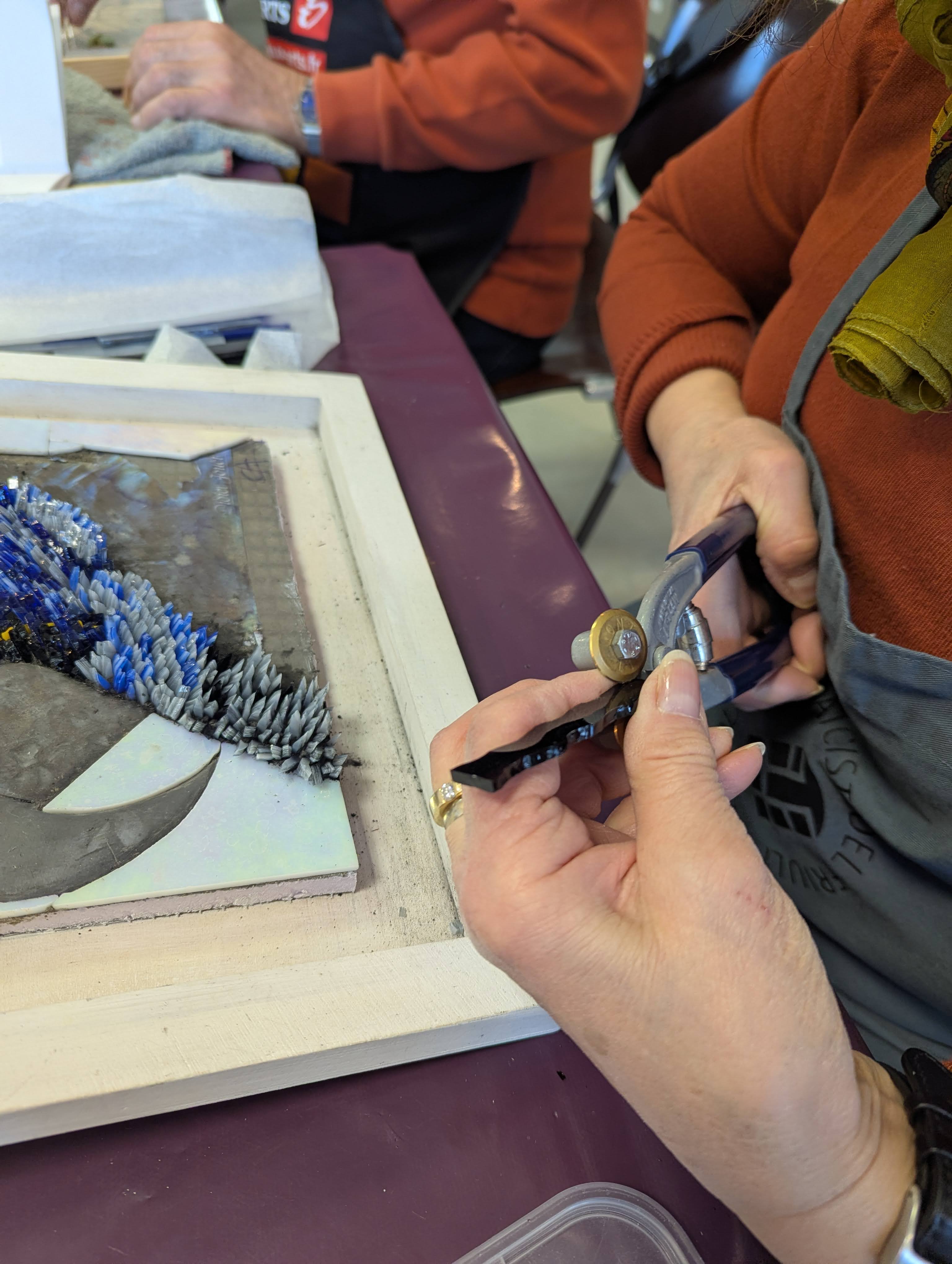 Coupe du verre vitrail à la pince Leponitt